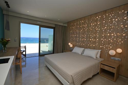 罗希姆诺蓝天酒店式公寓的一间卧室配有床和一扇带灯的墙壁