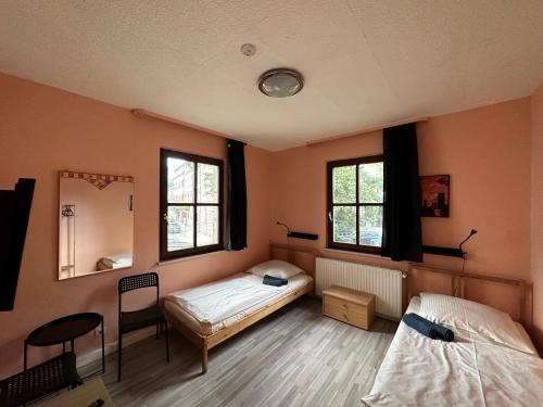 菲尔特豪景园酒店的一间卧室配有两张床和镜子