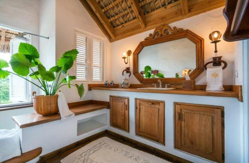 San Rafael del YumaSunny Vacation Villa No 56的一间带水槽和镜子的浴室