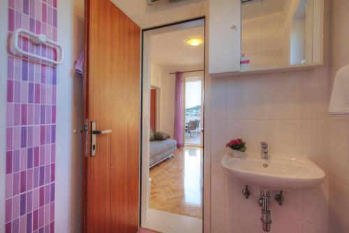 Apartments Irena的一间浴室