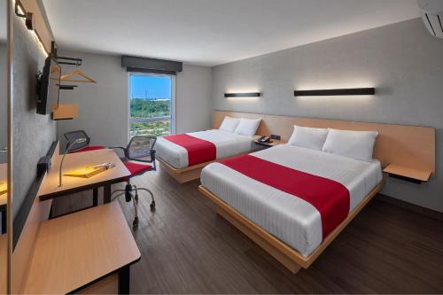 雷诺萨城市快线酒店的酒店客房配有两张床和一张书桌