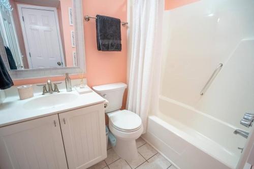 泰比岛Palm Peach Tybee - Balcony - Oceanview "It's like, really pretty!"的浴室配有卫生间、盥洗盆和浴缸。