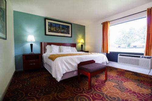 PerryAmerican Best Inn By OYO I-35 Perry near Lake McMurtry的酒店客房设有床和窗户。