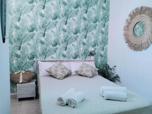 阿罗纳La casita的一间卧室配有带枕头的床铺和墙壁