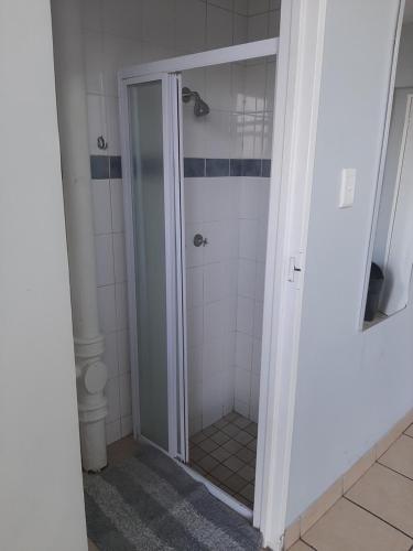 德班Unit 95 Oceanic - Self Catering, North Beach的浴室里设有玻璃门淋浴