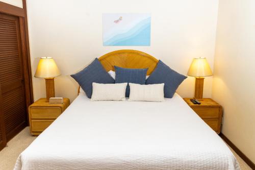 科洛阿Luxury condo in Poipu的一间卧室配有一张大床和两盏灯