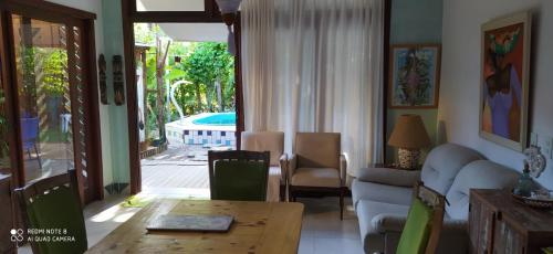 普拉亚多Casa Verde Apart - Aptos e Casa Residencial的一间带桌子和沙发的客厅以及一间用餐室