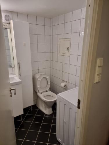 卑尔根Apartment 7 min from the airport的一间带卫生间和水槽的小浴室