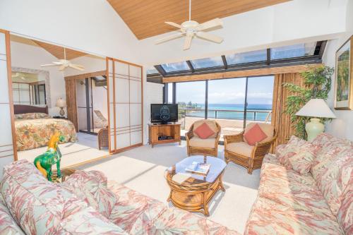 卡哈纳Sands Of Kahana 384 condo的客厅配有沙发和1张床