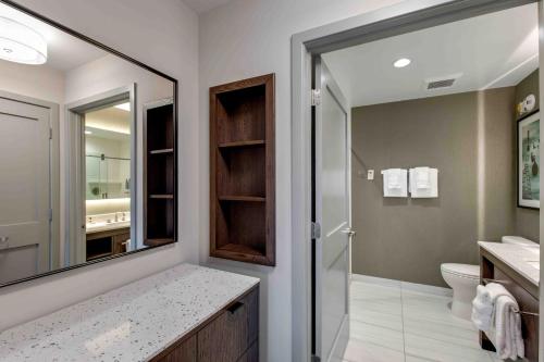 卡温顿Residence Inn by Marriott Atlanta Covington的浴室设有镜子、盥洗盆和卫生间