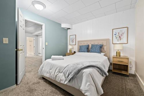 博伊西1950s Charmer的一间卧室配有一张带蓝色墙壁的大床