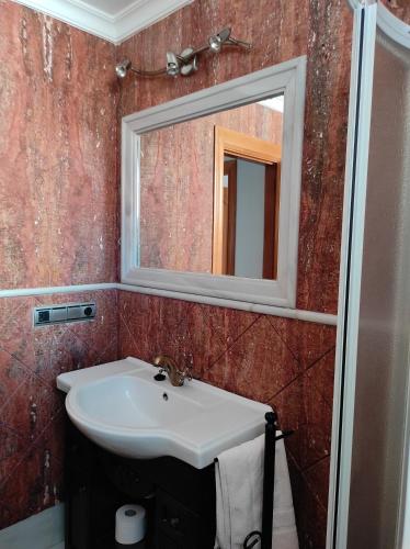 莫哈卡尔Apartamento Delfín的一间带水槽和镜子的浴室