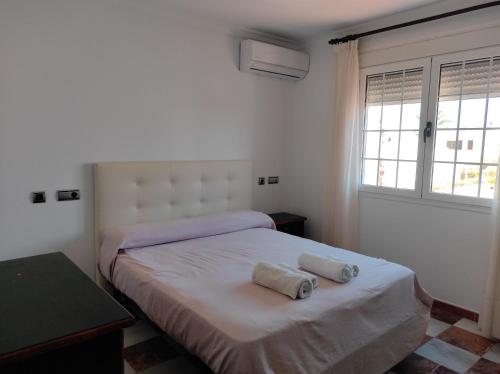 莫哈卡尔Apartamento Delfín的一间卧室配有一张床,上面有两条毛巾
