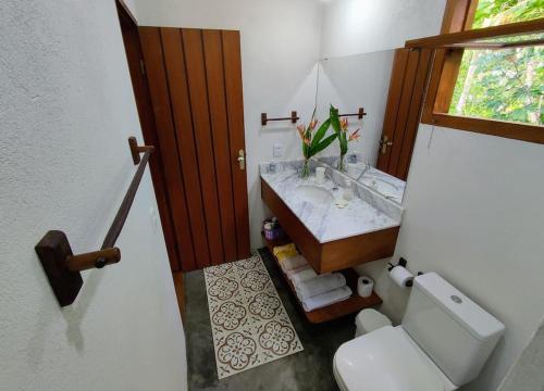 大塞拉CasAmar no Condomínio Beira Mar Sargi, Serra Grande的一间带水槽和卫生间的浴室