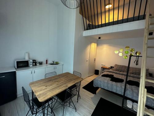 克卢日-纳波卡Vila Ana 2 Untold的客房设有高架床和木桌。