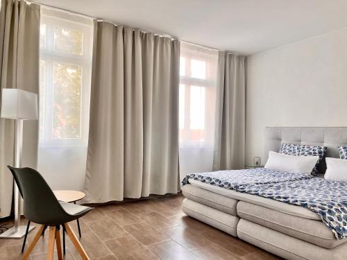 班贝格Big family apartment in Bamberg的卧室配有床、椅子和窗户。