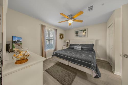 彭萨科拉Grand Caribbean in Perdido Key 111E by Vacation Homes Collection的一间卧室配有一张床和吊扇