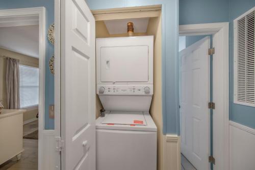 彭萨科拉Grand Caribbean in Perdido Key 111E by Vacation Homes Collection的客房内的白色洗衣机和烘干机