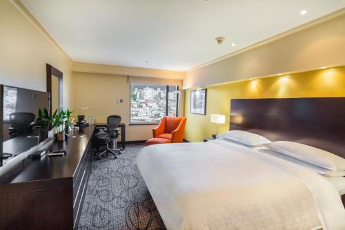 基多基多喜来登酒店的酒店客房设有一张大床和一间浴室。