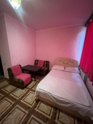 MusalerrTouristic House KAEL的一间卧室配有一张床铺、椅子和一张桌子