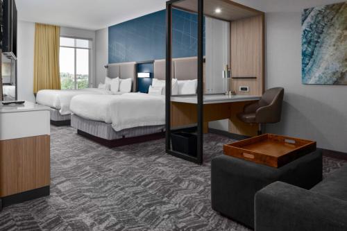 温彻斯特SpringHill Suites Winchester的酒店客房配有两张床和一张书桌