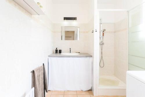比斯卡罗斯New Charmante maison proche océan的白色的浴室设有水槽和淋浴。