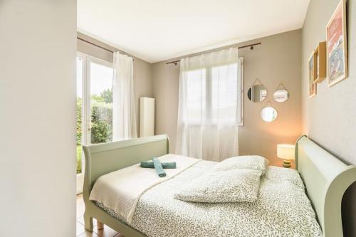 比斯卡罗斯New Charmante maison proche océan的一间卧室设有一张床和一个窗口
