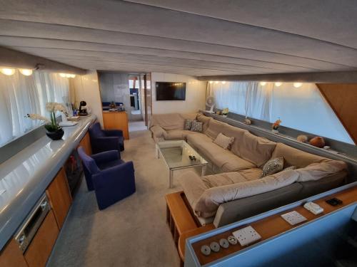 KalkaraRiti Yacht的大型客厅配有大沙发和椅子