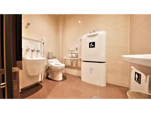 那霸Y's Inn Naha Oroku Ekimae - Vacation STAY 25852v的一间带卫生间和水槽的小浴室