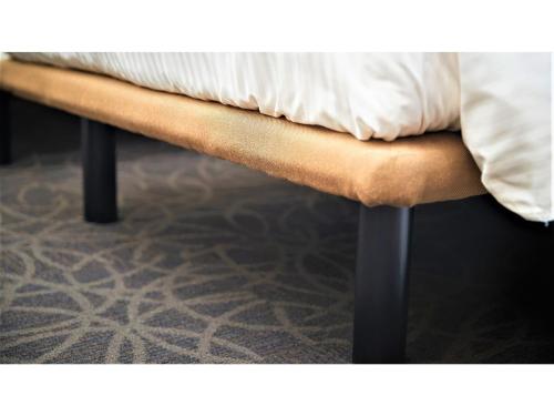 那霸Y's Inn Naha Oroku Ekimae - Vacation STAY 25852v的一张带床垫的长凳上床