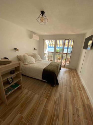 艾克斯莱班Aix-les Bains的一间卧室配有一张床,铺有木地板