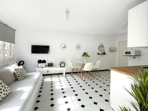 科拉雷侯Central House的白色的客厅铺有黑白的格子地板。