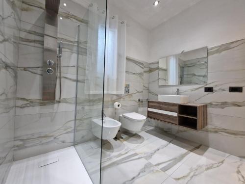 马达莱纳La Maddalena Holiday Home的浴室配有卫生间、盥洗盆和淋浴。