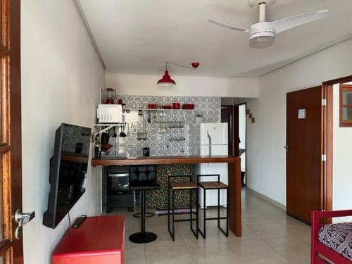 伦索伊斯Apartamento em Lençóis, Cond. Vivendas do Serrano 105的一个带柜台的厨房和一些椅子