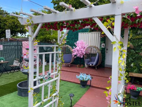 迈阿密Art Gardens Wynwood concept的白色凉亭,带椅子和鲜花