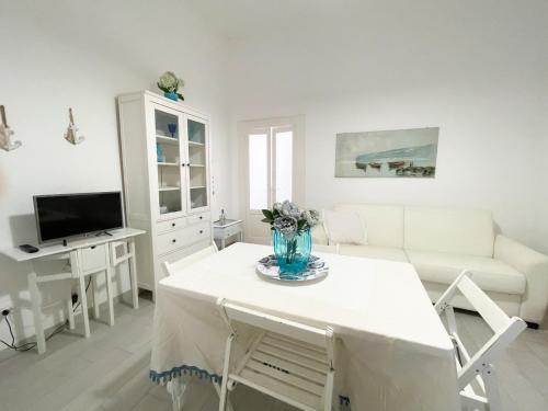 维拉诺瓦GM Sea Home的白色的客厅配有桌子和沙发