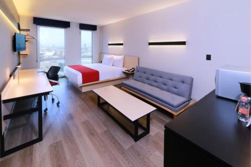 蒙特雷City Express by Marriott Monterrey Universidad的配有一张床和一张书桌的酒店客房