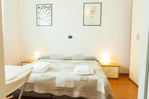 费拉拉阿罗吉奥凯沃尔酒店的白色卧室设有床铺和水槽