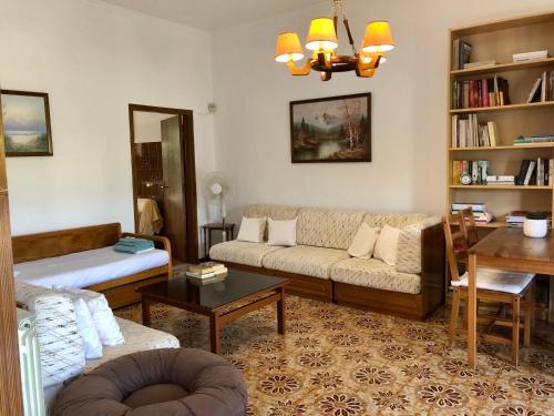 KalavárdaLemon tree's house的客厅配有沙发和桌子