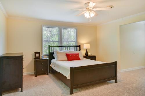 阿马里洛Spacious Amarillo Home with Shared Fire Pit!的一间卧室配有一张床和吊扇