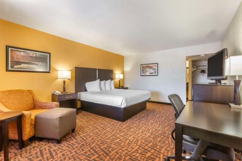 胡尔伯克亚利桑那贝斯特韦斯特酒店的配有一张床和一张书桌的酒店客房