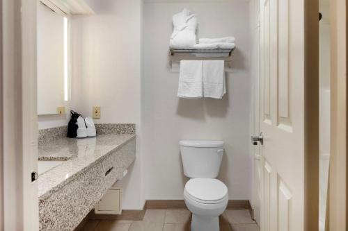 米尔顿米尔顿贝斯特韦斯特酒店的浴室设有卫生间、水槽和毛巾