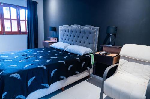 布宜诺斯艾利斯Departamento en EZEIZA的蓝色卧室,配有床和椅子