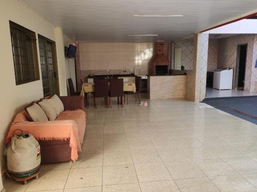伊瓜苏Quarto aconchegante na terra das cataratas的带沙发的客厅和厨房