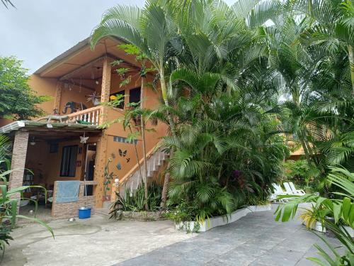 卡诺阿Casa Shangri La的房屋前的棕榈树