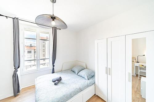 里昂Chez Baptiste - charmant 3 pers - Debourg的一间卧室设有一张床和一个窗口