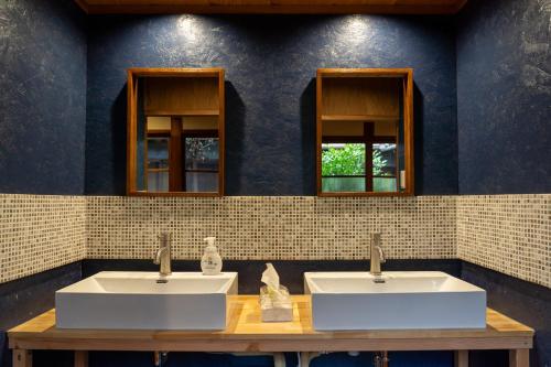 Sanukiうみの図書館的浴室设有2个水槽和2个镜子