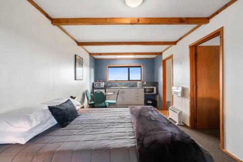 国家公园Mountain Heights Lodge的一间卧室配有一张大床和一张书桌