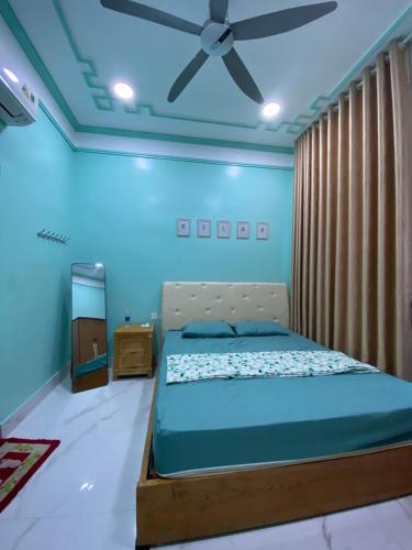 三岛县Tiny home 小角落的一间卧室配有一张带吊扇的床