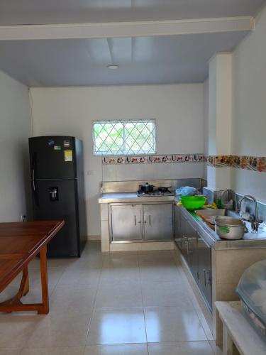 圣安特罗Olamar Hostal的厨房配有水槽和冰箱